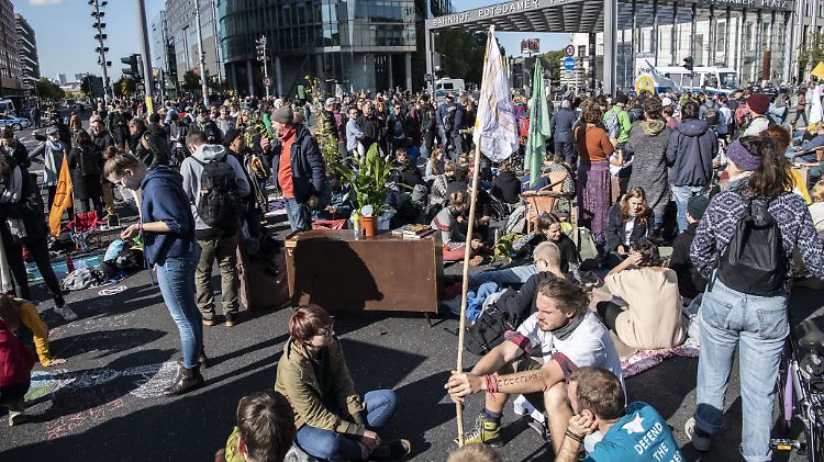 Unter dem Motto "Unser Wohnzimmer" hatten sie Sofas, Topfpflanzen, Tische und Stühle aufgestellt.