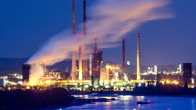 Das ThyssenKrupp Stahlwerk Schwelgern ist hell erleuchtet.