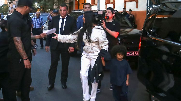Kim Kardashian und ihr Sohn Saint auf dem Weg zum Weltkongress für Informationstechnologie in Armenien.