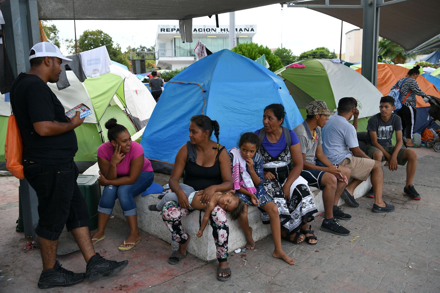 In behelfsmäßigen Camps entlang der mexikanischen Grenze wird die harte Migrationspolitik von US-Präsident Donald Trump sichtbar: Dort stranden mittelamerikanische Migranten, die aus den USA zurückgeschickt wurden.