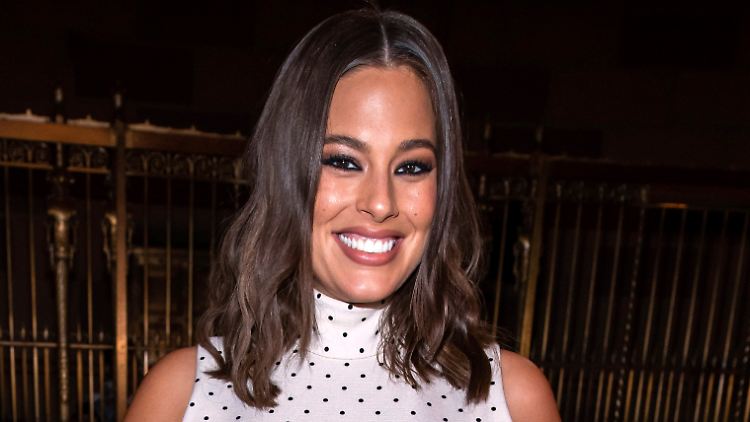 Ashley Graham zeigt ihren Fans, wie sich ihr Körper während der Schwangerschaft verändert.