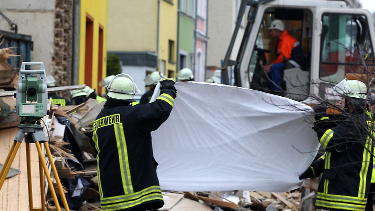 Die Feuerwehr musste die Bergung der Opfer vor den Blicken neugieriger Passanten schützen.
