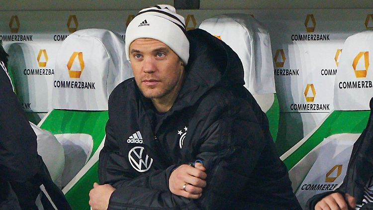 Der letzte seiner Art: Manuel Neuer, hier beim 1:1 im Testspiel Anfang März in Wolfsburg gegen Serbien. Die Herren rechts neben ihm, bitte das Bild anklicken, fehlen übrigens in Dortmund allesamt verletzt. Das sind Kevin Trapp, Nico Schulz und Antonio Rüdiger.