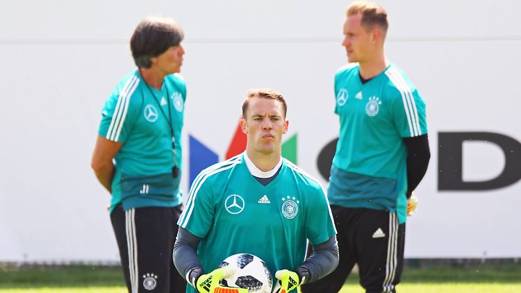Manuel Neuer steht im Fokus, aber nur der Kamera. Kleiner Scherz.