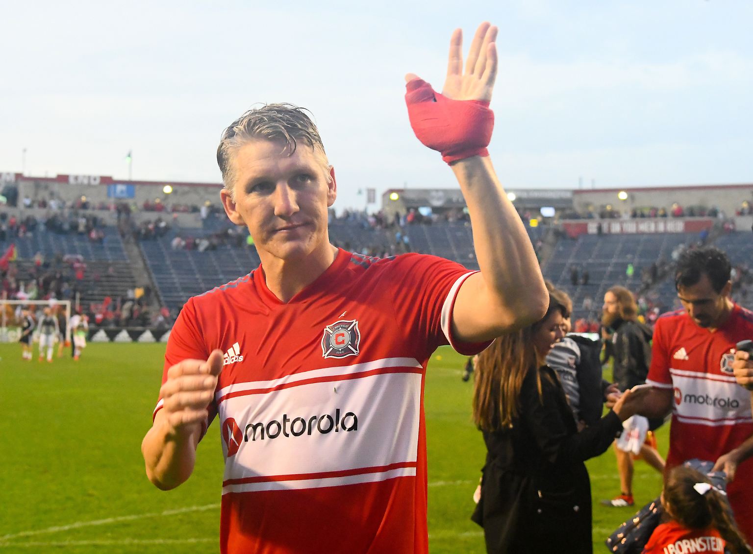 Das war's: Bastian Schweinsteiger verabschiedet sich vom Fußball. Zumindest vom aktiven, wie er selbst sagte: "Mein Abschied als aktiver Spieler stimmt mich ein bisschen wehmütig, aber ich freue mich auch auf die spannenden Aufgaben, die mich bald erwarten. Dem Fußball werde ich treu bleiben."
