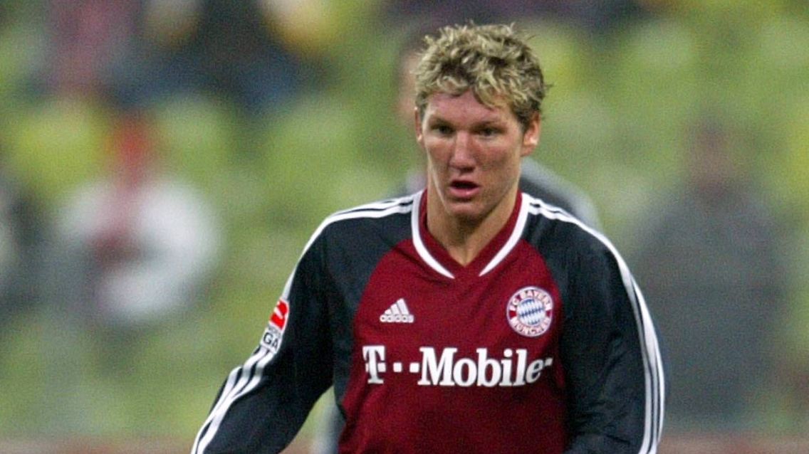 Das Bundesliga-Debüt folgte knapp drei Wochen später, am 7. Dezember 2002 gab's einen 3:0-Auswärtssieg beim VfB Stuttgart. Wieder wurde für Schweinsteiger eingewechselt - diesmal für den heutigen Bayern-Coach Niko Kovac.