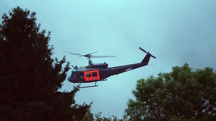 Ein Rettungshubschrauber des Militärs fliegt zur Unglücksstelle in der Eifel.