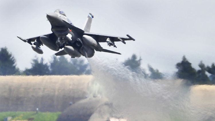 Rheinland-Pfalz, Spangdahlem: Ein US-Kampflugzeug vom Typ F-16 Falcon startet auf der Airbase. Ein US-Militärflugzeug gleichen Typs ist nahe Trier abgestürzt.