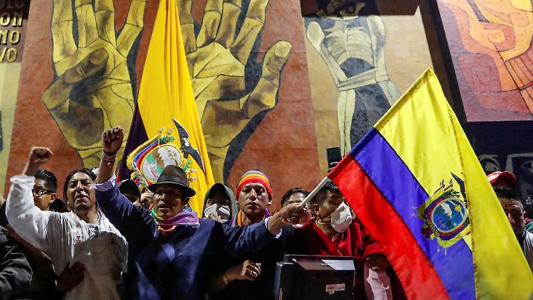 Regierungsgegner protestieren im Parlament in Ecuadors Hauptstadt Quito.
