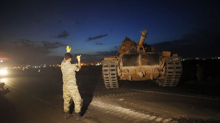 Das türkische Militär bezieht Stellung an der Grenze in Nordsyrien.