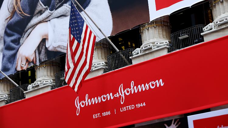 Das Logo des US-Pharmakonzerns zur Feier des 75. Jubiläums des Börsengangs in New York.