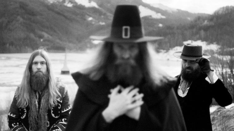Kadavar sind Sänger Christoph "Lupus" Lindemann, Schlagzeuger Christoph "Tiger" Bartelt und Bassist Simon "Dragon" Bouteloup (v.l.n.r.)