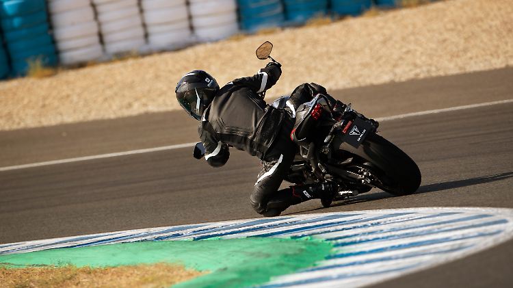 Man kann, muss die Triumph Street Triple RS nicht zwingend über den Rundkurs prügeln.
