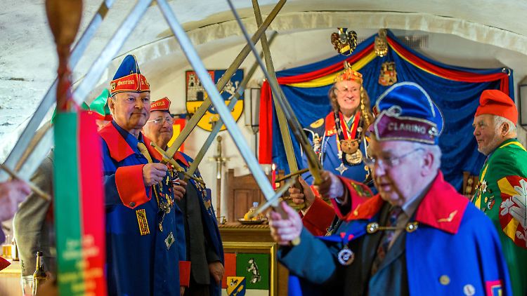 Frohsinn unter den Augen des Uhus: Kanzler "Knallfrosch der Sternenklare" hält 2015 eine Rede vor der "Schlaraffia Suerina" in Schwerin.