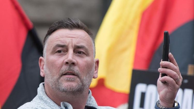 Lutz Bachmann, Gründer und Anführer des fremdenfeindlichen Pegida-Bündnisses, vor seinem Auftritt in Dresden.