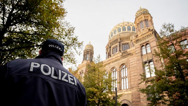 Vor der jüdischen Synagoge in der Berliner Oranienburger Straße verstärkt die Hauptstadt-Polizei ihre Präsenz. 