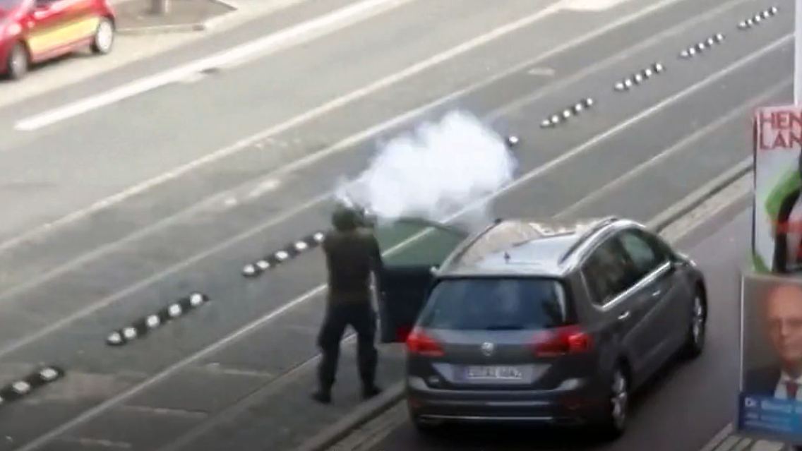 Mann schießt in halle um sich.jpg