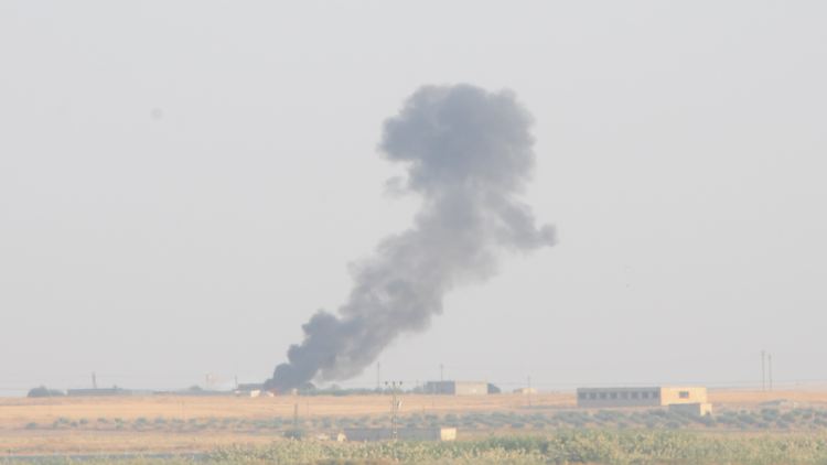 Das Bild, das in der Türkei aufgenommen wurde, zeigt Rauch, der nach dem Einmarsch türkischer Truppen auf der syrischen Seite der Grenze aufsteigt.