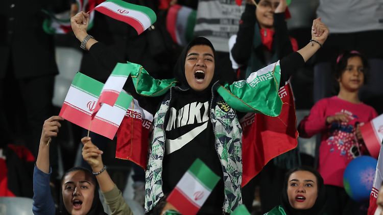 Gegen Kambodscha dürfen ganz offiziell auch Iranerinnen ein Fußballspiel besuchen.