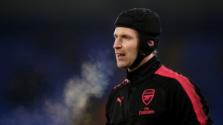 Petr Cech wechselt die Sportart: Nach dem Karriereende als Fußballprofi versucht er sich im Eishockey-Tor.