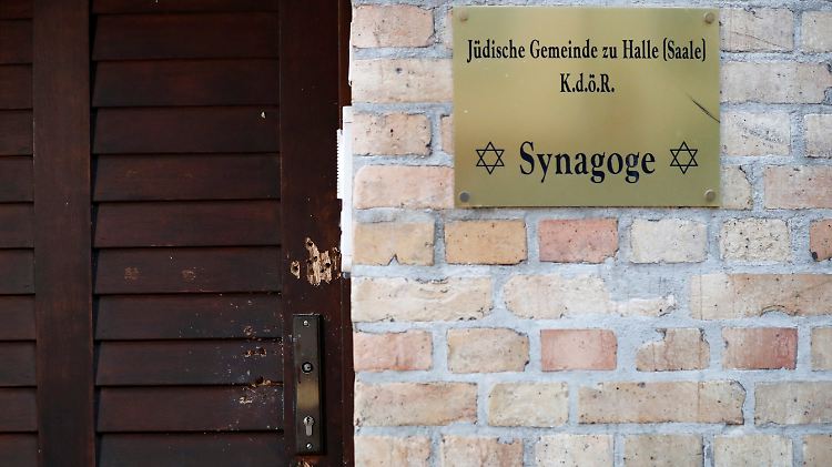 An der Eingangstür der Synagoge in Halle sind die Einschusslöcher durch den Attentäter zu sehen.