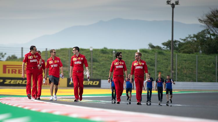 Sebastian Vettel und sein Ferrari-Team begehen die Strecke in Suzuka - macht ein Taifun dem Rennen ein Strich durch die Rechnung?