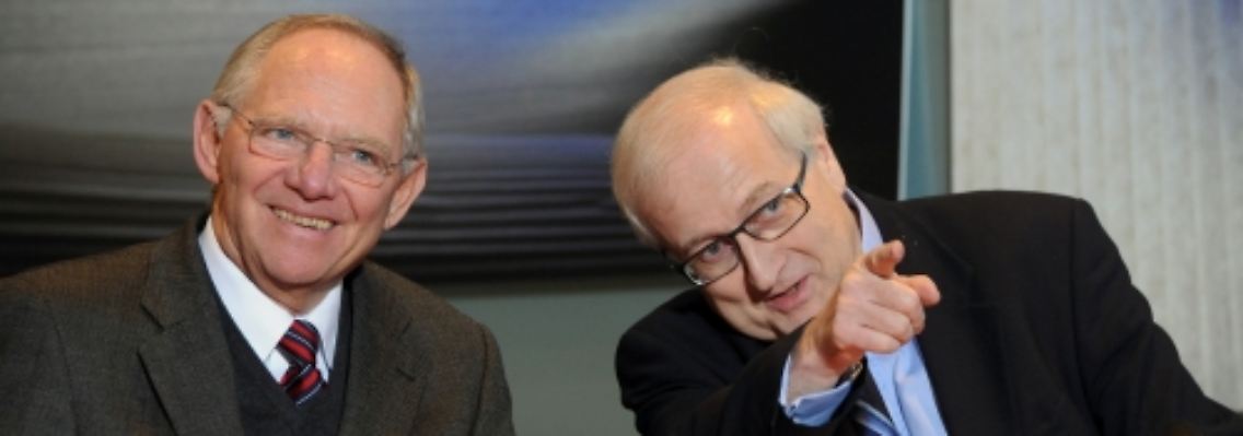 "Wenn das geändert werden soll, dann kann man darüber reden": Wolfgang Schäuble, hier neben Wirtschaftsminister Rainer Brüderle (r).