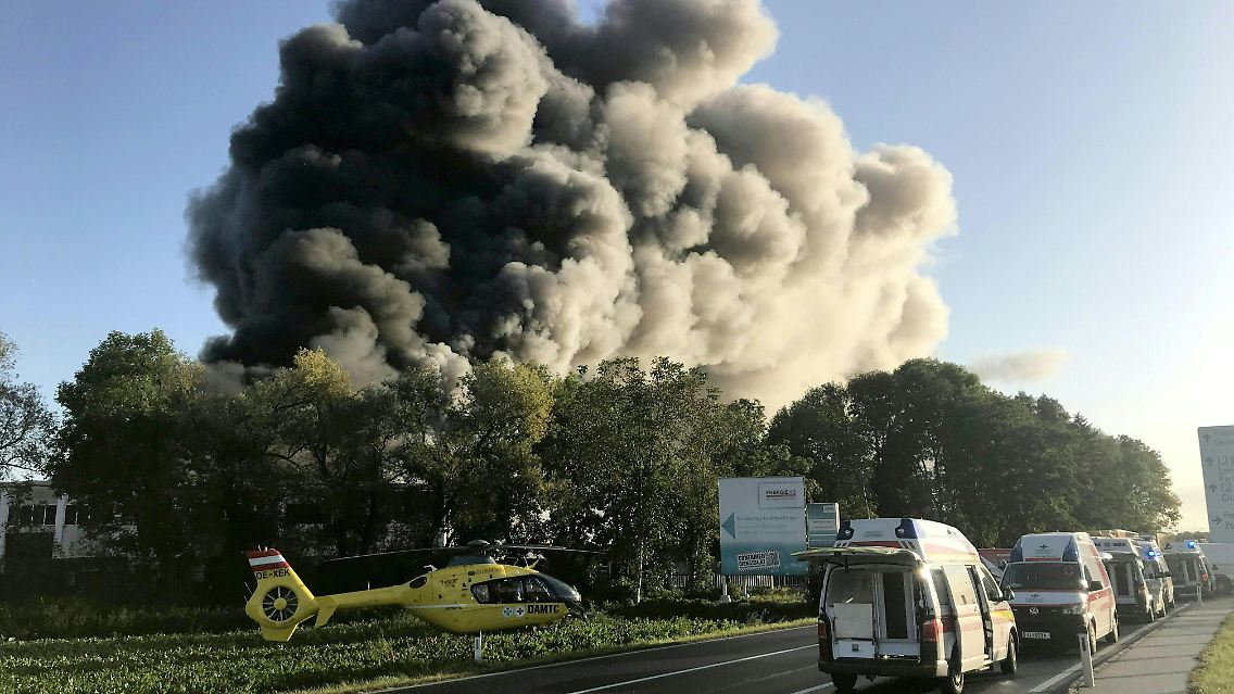 Nach der Explosion brach ein Brand auf dem Firmengelände in der Nähe des Linzer Flughafens aus.