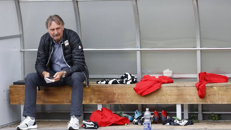 Wattenscheids Sportdirektor Peter Neururer blickt finster in die Zukunft.