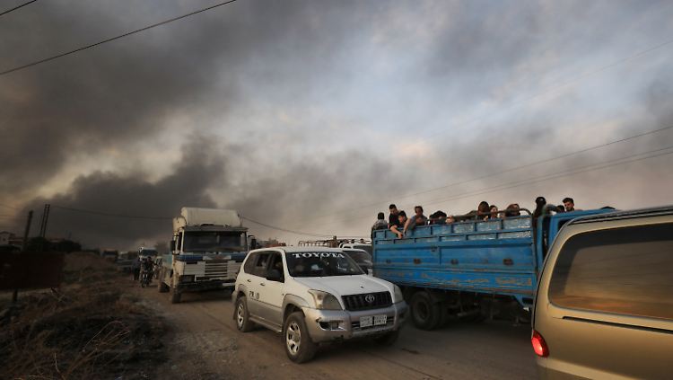 Vor allem aus den Städten nahe der türkischen Grenze fliehen die Menschen in Nordsyrien zu Tausenden.