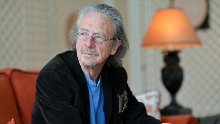 Sein Werk untersuche mit "sprachlicher Genialität die Peripherie und die Spezifität der menschlichen Erfahrung", begründet die Schwedische Akademie den Nobelpreis für Peter Handke.