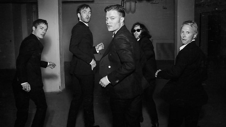 Bassist Carl-Johann Fogelklou (2.v.l.) und Frontmann Björn Dixgård (Mitte) waren für Interviews in Berlin und kommen im November mit dem Rest der Band zurück nach Deutschland. 