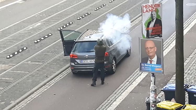 In Halle lieferte sich der Attentäter einen Schusswechsel mit der Polizei und konnte zunächst fliehen.