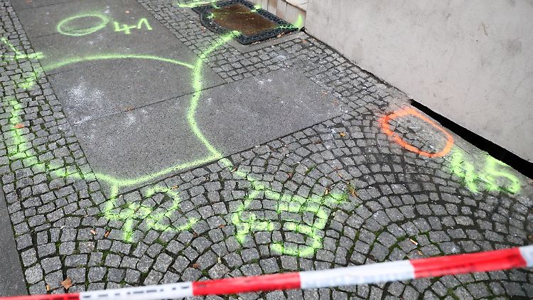 Markierungen der Polizei sind nach dem Terroranschlag von Halle auf dem Fußweg vor einem Dönerladen zu sehen.