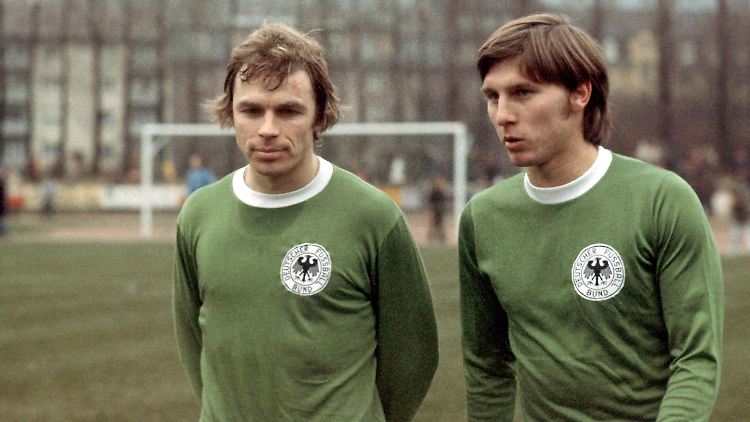 In sieben Länderspielen für die deutsche Nationalmannschaft traf Ronald "Ronny" Worm fünf Mal. Links sein Duisburger Vereinskollege Bernard "Ennatz" Dietz.