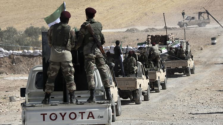Erdogan mobilisiert seine Kräfte: Von der Türkei unterstützte Kämpfer fahren ins syrische Grenzgebiet.