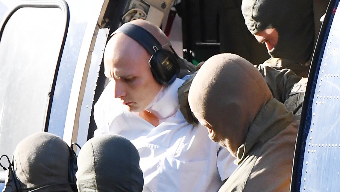 Stephan B. steigt aus dem Hubschrauber aus.