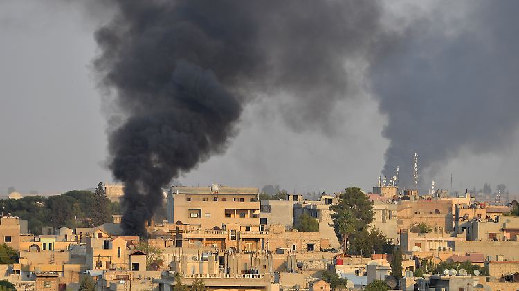 Rauch über Ras al-Ain. Die Stadt ist vom türkischen Militär eingekesselt.