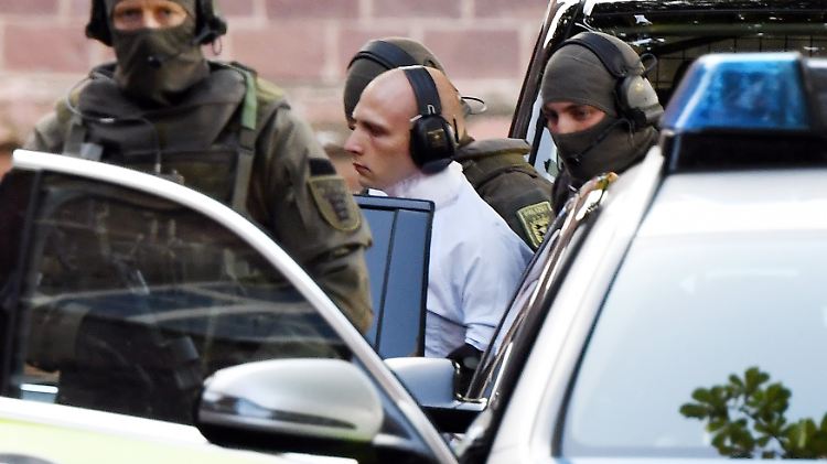 Attentäter Stephan B. auf dem Weg zum Ermittlungsrichter.