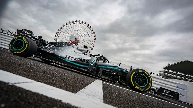 Markante Kulisse: Vorne Valtteri Bottas im Mercedes, hinten das berühmte Riesenrand an der Rennstrecke im japanischen Suzuka.