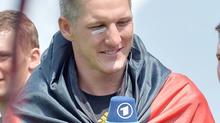 Schweinsteiger wird in Zukunft öfter mit einem Mikrofon der ARD in der Hand zu sehen sein.