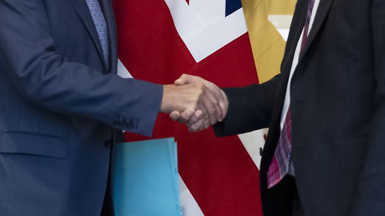 EU-Chefunterhändler Barnier und Brexit-Minister Barclay reichen sich die Hand.