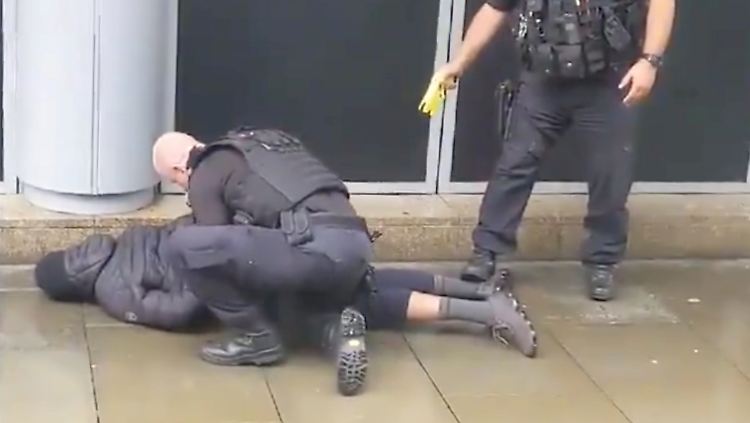 Der Angreifer konnte vor dem Einkaufszentrum überwältigt werden.
