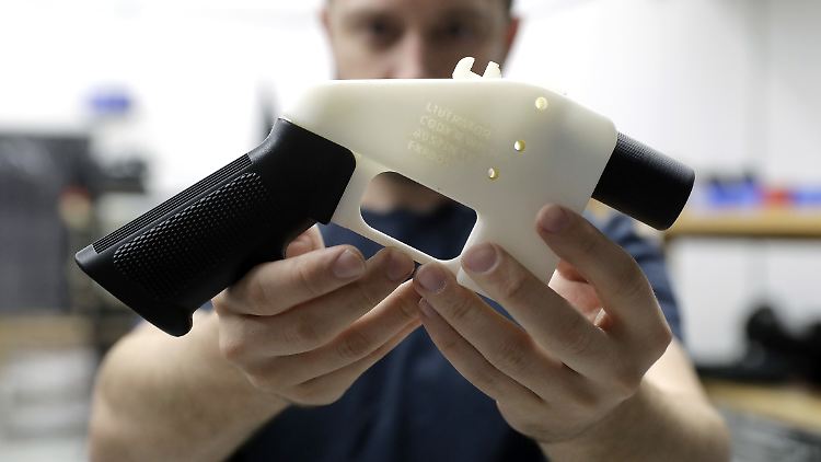 Cody Wilson hält eine Kunststoff-Pistole aus einem 3D-Drucker mit der Bezeichnung "Liberator".