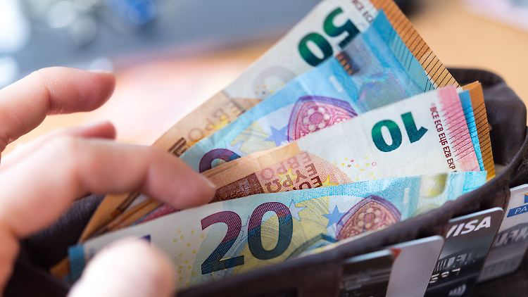 Die privaten Haushalte setzen weiter vor allem auf Bargeld und Bankeinlagen.