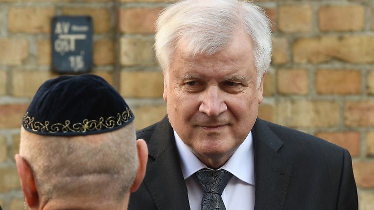 Das Innenministerium unter Horst Seehofer reagiert auf die rechte Gewalt.