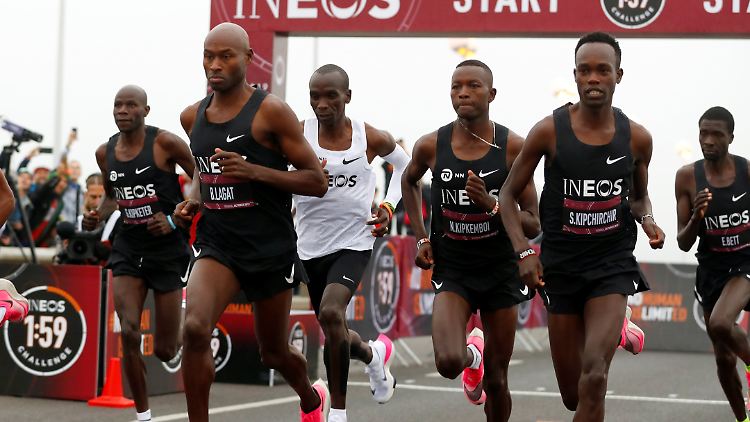 Eliud Kipchoge (weißes Trikot) ist und bleibt der schnellste Marathonläufer der Welt.