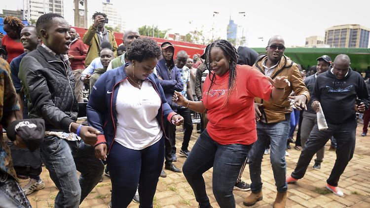 In Kenias Hauptstadt Nairobi feiern Menschen Kipchoges unglaublichen Lauf.