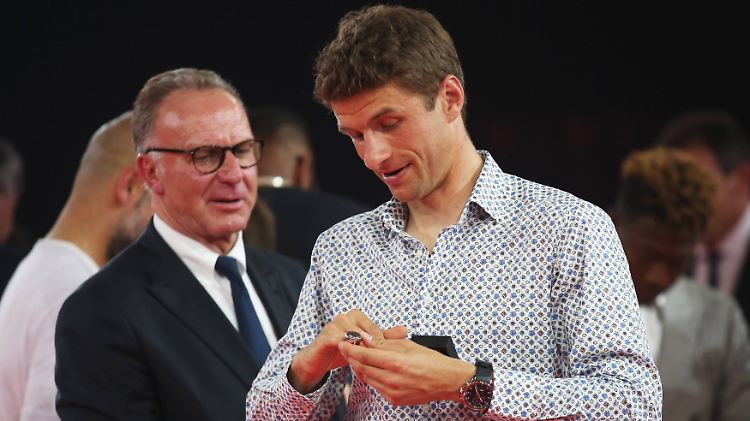 Die Liebe scheint ein wenig abgekühlt, doch man bleibt einander verbunden: Karl-Heinz Rummenigge und Thomas Müller (hier 2016).