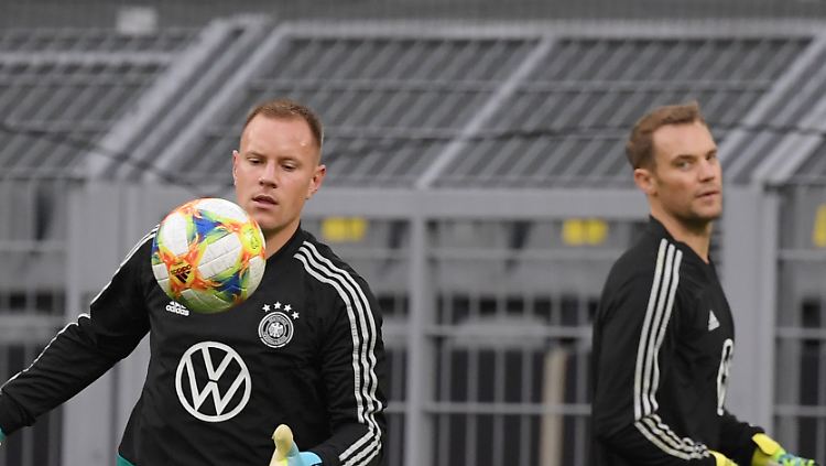 Ter Stegen ist fokussiert, Neuer beäugt den Konkurrenten.